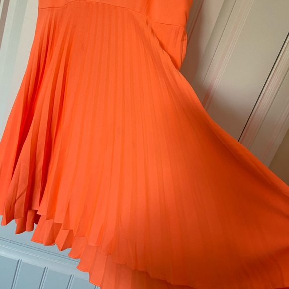 Pleated midi dress - Picture 2 of 5